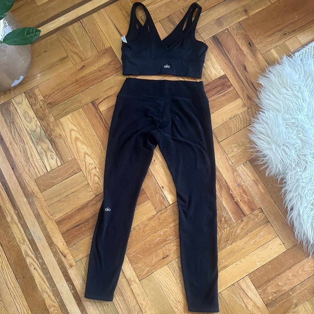 Alo Yoga Women's Seamless Sports Bra & mid-Waist Leggings Set